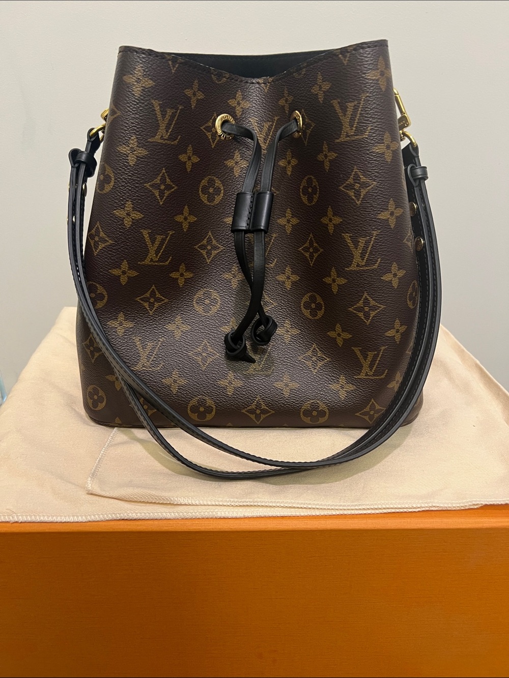 Authentic Louis Vuitton NeoNoe MM in Monogram Gently Loved & Excellent Condition